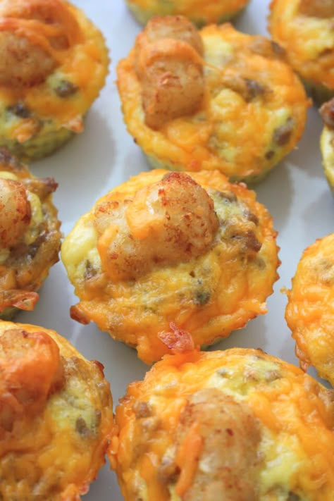 Tater Tot Muffins, Mini Breakfast Muffins, Tator Tot Recipe, Maple Turkey, Bite Size Breakfast, Muffin Meals, Sausage Breakfast Muffins, Breakfast Cups Recipe, Muffin Cups Recipes