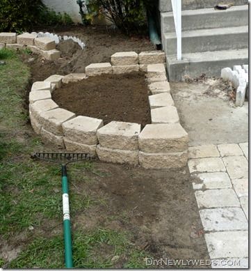 My house started out similar (as the one shown here) with the massive bushes we removed, & this wall is a fab DIY project that would look great in place of those bushes ~ YAY!! Diy Retaining Wall, Raised Vegetable Gardens, Raised Flower Beds, Landscape Edging, Retaining Walls, Garden Edging, Garden Borders, Landscaping With Rocks, Flower Bed