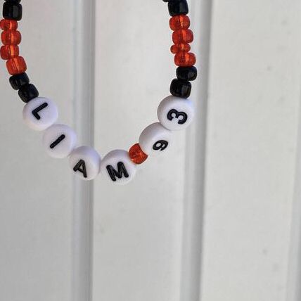 Liam Payne Bracelet, 1d Bracelet Ideas, Liam Payne Bracelet Ideas, Liamcore Aesthetic, Louis Tomlinson Bracelet Pattern, Beaded Necklace Harry Styles, One Direction Bead Bracelets, Harry Styles Inspired Beaded Necklace, Liam Core