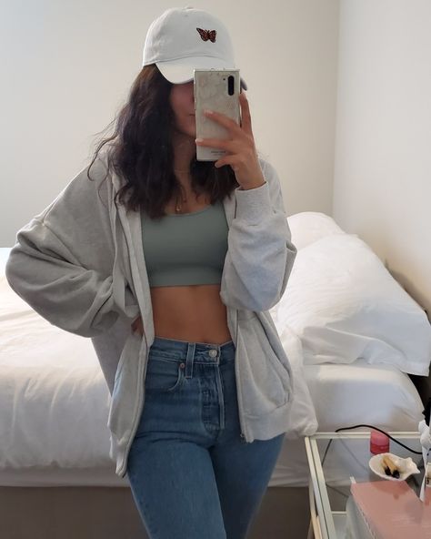 Casual outfit ideas, crop top zip up jacket outfit, baseball cap cute outfit Crop Top Outfits With Jacket, White Button Down Shirt Outfit With Baseball Hat, Summer Outfits With Jackets, White Hat Outfit Ball Caps, White Cap Outfit, Zip Up Jacket Outfit, White Hat Outfit, Jacket Outfit Casual, Casual Baseball Cap Outfit