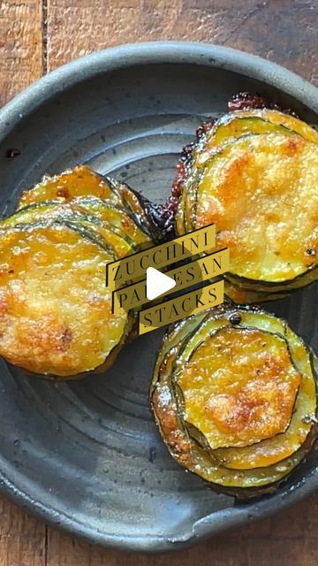 Mandolin Recipes Ideas, Sliced Zucchini Recipes, Zucchini Stacks, Mandolin Recipes, Baked Zucchini Parmesan, How To Cook Squash, Zucchini Recipes Baked, Zucchini Parmesan, Zucchini Side Dishes