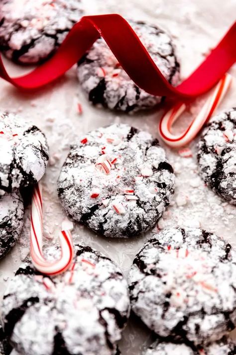 Chocolate Peppermint Crinkle Cookies, Peppermint Crinkle Cookies, Simple Delicious Meals, Fudgy Cookies, Company Recipes, Crinkle Cookies Recipe, Chocolate Crinkle, Chocolate Peppermint Cookies, Chocolate Crinkle Cookies