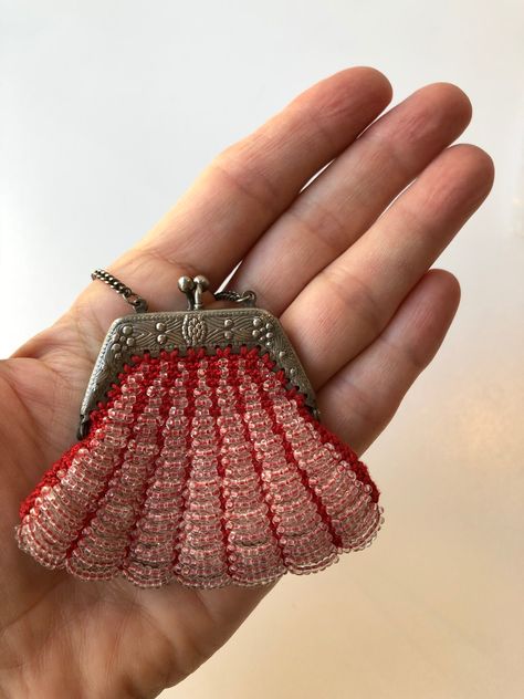 Vintage Purse Aesthetic, Beaded Coin Purse, Diy Bag Designs, Diy Roses, Creative Embroidery, Fancy Bags, Beaded Handbag, Vintage Purses, Beaded Purses