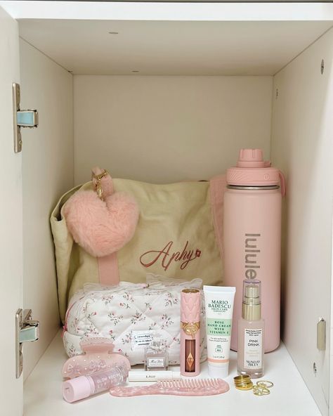 Locker Aesthetic, Outfits Asian, Cute Emoji Combinations, Viral Aesthetic, Chanel Lipstick, Workout Inspo, School Bag Essentials, Pink Lifestyle, Coquette Style