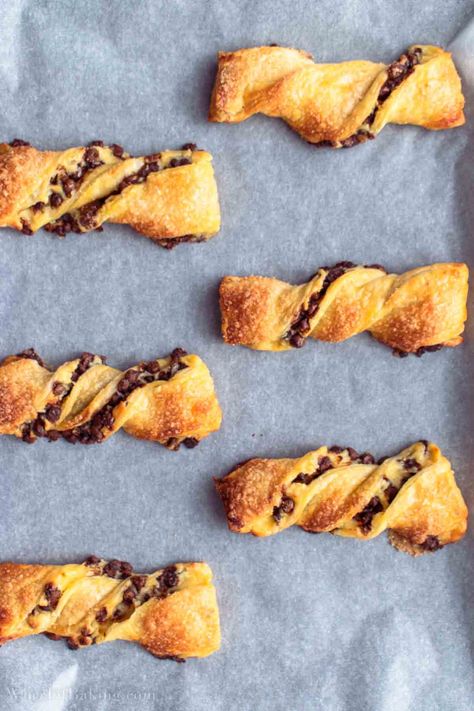 Chocolate Twist Pastry, Puff Pastry Chocolate, Puff Pastry Twists, Puff Dessert, Chocolate Puff, Puff Pastry Cream Puffs, Pastry Chocolate, Chocolate Bacon, Twisted Recipes