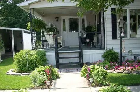 Charming Cottage Style Manufactured Home Mobile Home Cottage, Mobile Home Siding, Trailer Parks, Moble Homes, Manufactured Home Porch, Trailer Homes, Trailer House, Mobile Home Kitchens, Pretty Porches