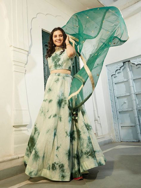 Dye Lehenga, Haldi Outfits For Bride, Choli Ideas, Haldi Outfits, Lengha Choli, Indian Wedding Planning, Top Photographers, Beauty Images, Green Tie