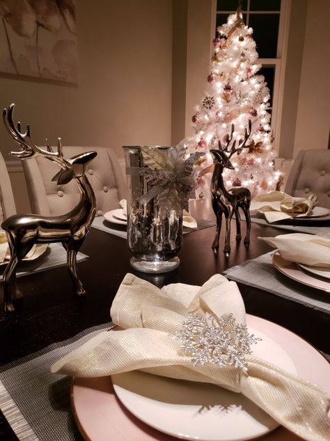 White Christmas Table Setting, Pink White Christmas, Snowflake Napkin Rings, White Christmas Table, Pink And White Christmas, Christmas Table Setting, Christmas Dining Table, Christmas Dining, Christmas Table Settings