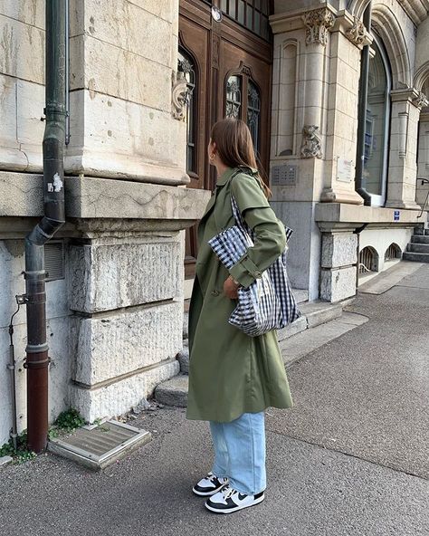 Green Trench Coat Outfit, Fall Fashion 2023, Women's Trench Coat, Green Trench Coat, Trench Coat Outfit, Stockholm Fashion, Fashion Victim, Coat Outfits, Trench Coats Women