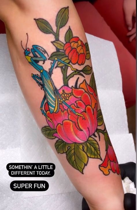 Praying Mantis Tattoo Color, Praying Mantis Tattoo Traditional, Traditional Tattoo Wrist, Praying Mantis Tattoo, Mantis Tattoo, Tattoo Planning, Sleeve Filler, Halloween Flash, Frog Tattoo