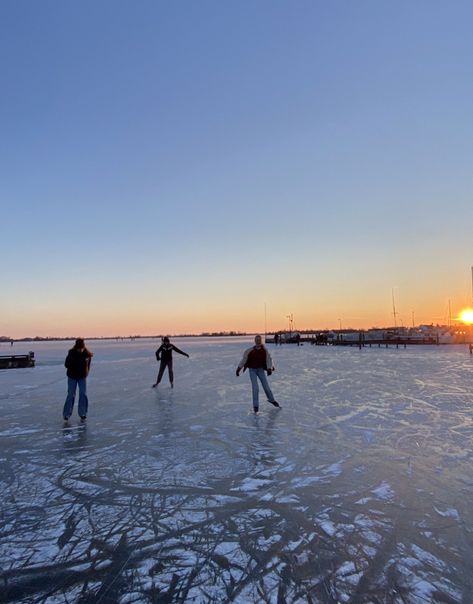 Canada Ice Skating, Ice Skating Frozen Lake, Ice Skating On Frozen Lake, Winter Lake Aesthetic, Ice Skate Aesthetic, Ice Skating Outside, Lake Skating, Winter Vision Board, Pond Skating