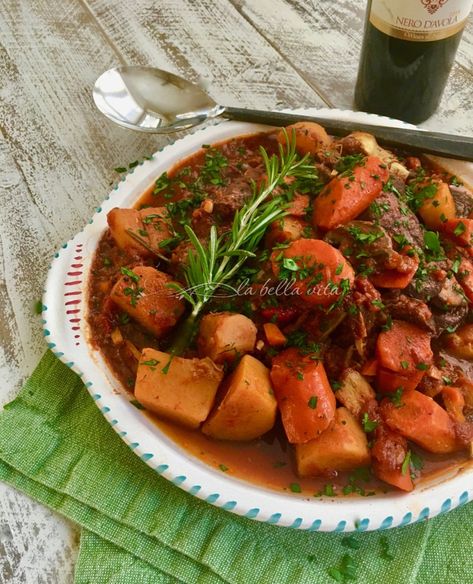 Italian Pot Roast with Vegetables (Stracotto Di Manzo) Comfort food, rib-sticking, belly-filling Deliciousness!  italianbellavita.com #italianpotroast #potroast #beef #beefstew @stracottodimanzo #italianbeef Italian Pot Roast, Dried Porcini Mushrooms, Recipes Italian, Recipes Beef, Porcini Mushrooms, Delicious Vegetables, Ultimate Comfort Food, Freshly Ground, Pot Roast