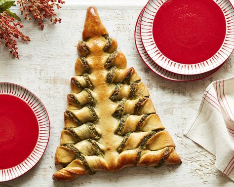 Recipe of the Day: Christmas Tree Pesto Breadsticks | This dish is really a delicious centerpiece fit for the holidays. The irresistible pesto sealed inside the breadsticks spreads easily but doesn't melt out in the oven, and any mozzarella bits sticking out of the "branches" become golden brown and crunchy. Christmas Eve Dinner Ideas, Refrigerated Pizza Dough, Bread Sticks Recipe, Southern Christmas, Christmas Eve Dinner, Christmas Appetizers, Breadsticks, Recipes Food, Christmas Dinner