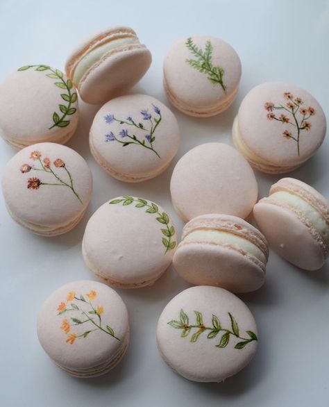 Pretty Macarons Aesthetic, Flower Desserts Aesthetic, Bridgerton Inspired Desserts, Spring Bakery Treats, Floral Themed Appetizers, Edible Flower Desserts, Macarons With Flowers, Baby In Bloom Macarons, Wedding Shower Macarons