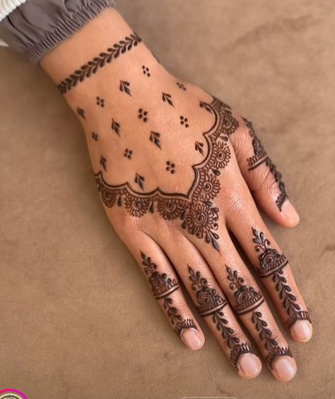 Back Hand Asthetic Mehendi, Alanna Pandey Mehendi, Mehandi Designs For Hands Aesthetic, Easy Front Mehndi Designs, Mehendi Designs For Hands Minimal, Minimal Mehandi Design, Minimal Bridal Mehendi, Minimalistic Mehendi Designs, Minimal Mehandi