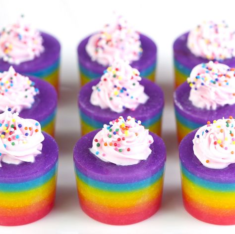 Mini gelatinas de colores Rainbow Jello Shots, Rainbow Jello, Jelly Shots, Gelatin Recipes, Dessert Shots, Rainbow Jelly, Jello Desserts, Hello Sweetie, Rainbow Cupcakes