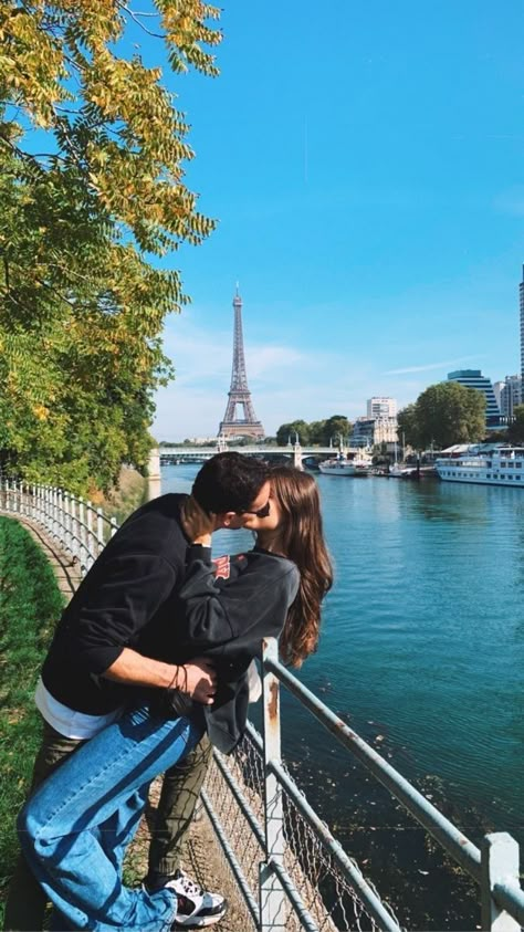 Cute Couple Pics In Paris, Couple Photos In Paris, Paris Picture Ideas Couple, Couple Paris Photos, Photo With Boyfriend Ideas, Couple In Europe, Travelling With Boyfriend, Places To Go With Your Boyfriend, Paris Inspo Pictures