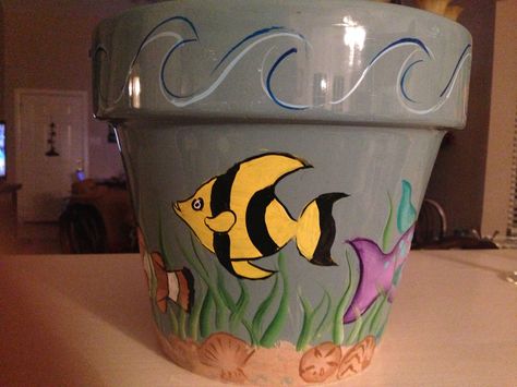 Fish flower pot Painting Pots, Pots Diy, Pot Art, Flower Pot Art, Underwater Painting, Garden Totems, Pot Decoration, Painted Pots Diy, Diy Flower Pots