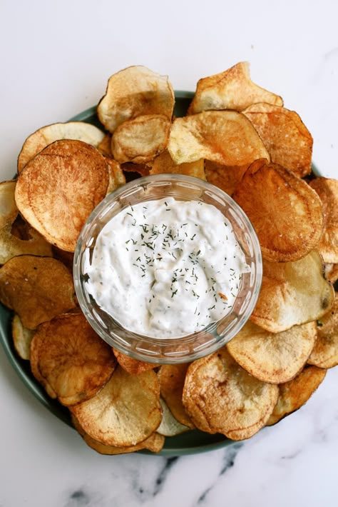 kettle chips and dip Loaded Kettle Chips, Kettle Cooked Potato Chips, Air Fryer Kettle Chips, Aesthetic Snacks Chips, Kettle Chip Dip, Homemade Kettle Chips, Kettle Chips Homemade, Chips Appetizer, How To Grill Asparagus