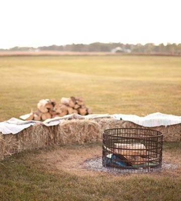 Hay Bale Wedding Decorations, Hay Bale Ideas, Hay Bale Wedding, Barn Wedding Centerpieces, Country Wedding Reception, Beautiful Wedding Centerpiece, Beach Wedding Centerpieces, Bonfire Party, Western Party