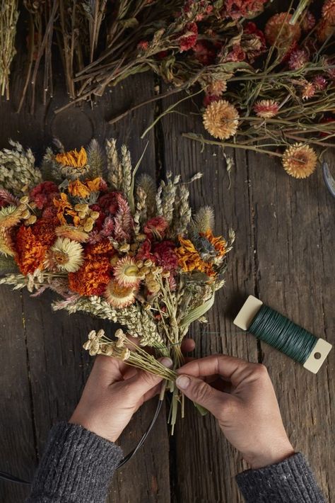 Designing With Dried Flowers - The Flowering Farmhouse Fall Dry Flower Arrangements, Dried Flower Basket Arrangements, Dried Flower Bunch, Fall Dried Flowers Floral Arrangements, Dried Hops Decoration, Dried Flower Names, Dried Flower Christmas Decorations, Dried Flower Window Display, Dried Sunflowers Ideas