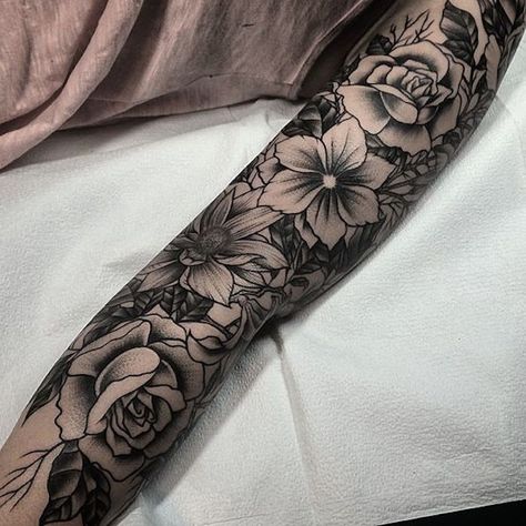 tattoos-für-frauen-tätowierung-in-schwarz-und-grau-arm-tattoo-blumen-rosen Arm Sleeve Design, Tattoos Arm Mann, Rose Tattoos For Women, Female Tattoos, Tattoo Female, Girls With Sleeve Tattoos, Geometric Tattoos, Flower Tattoo Arm, Floral Tattoo Sleeve