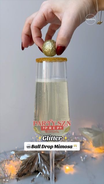 Glitter Ball Drop Mimosa, New Years Mimosa Recipe, New Years Mimosa, Easy Nye Drinks, Champagne New Years Drinks, New Years Eve Alcoholic Drinks, Glitter Mimosa, Nye Cocktails, New Years Eve Cocktails