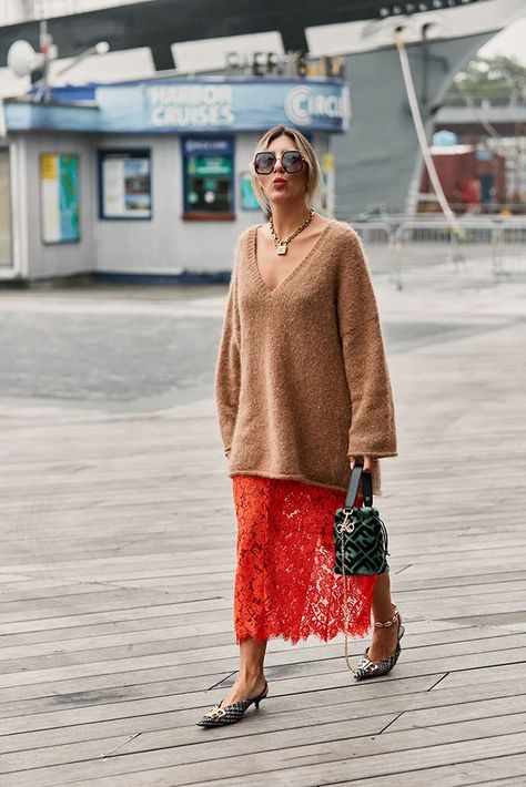 Neon And Neutral, Casual Chic Outfits, Monochromatic Outfit, Living Coral, Colour Pop, Nova York, Casual Chic Outfit, Neutral Outfit, Pop Of Color