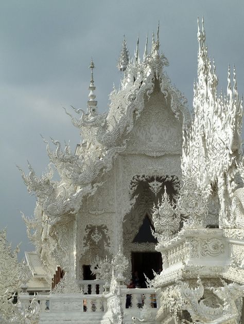 Amazing Chalermchai Kositpipat, White Temple Thailand, Wat Rong Khun, Temple Thailand, Magic Places, White Temple, Famous Castles, Flatiron Building, Chiang Rai