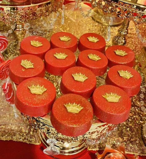 Red and Gold chocolate covered Oreos Gold Chocolate Covered Oreos, Quince Treats, Gold Oreos, Quince Food, Red And Gold Quince, Charro Quince, Quinceañera Ideas, Gold Dessert, Treat Table