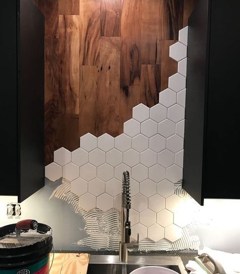 Hexagon Tile Backsplash, Creative Backsplash, Hexagon Tiles, Kitchen Tiles, Design Living, Ideas Kitchen, Tile Backsplash, Kitchen Backsplash, 인테리어 디자인