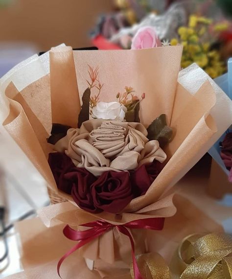 Hijab Gift Box Ideas, Scrunchie Bouquet, Buket Hijab, Hijab Bouquet, Diy Gifts Videos, Edible Bouquets, Bouquet Box, Wedding Gift Pack, Creative Wedding Gifts