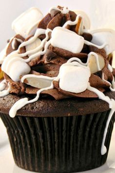 Rocky Road Cupcakes Recipe ~ These chocolate cupcakes are filled with creamy marshmallow and topped with a rich ganache frosting, marshmallows and almonds... YUM! Rocky Road Cupcakes, Ganache Frosting, Gourmet Cupcakes, Cupcake Flavors, Brownie Bites, Cupcakes Recipe, Cupcake Ideas, Rocky Road, Baking Cupcakes