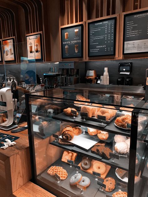 Cafe Display Counter, Bakery Counter, Coffee House Design, Cafe Display, Pastry Display, Corner Cafe, Bakery Design Interior, Gallery Cafe, Small Cafe Design