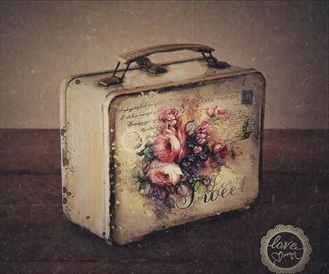 Decoupage Suitcase, Vintage Suitcase Decor, Suitcase Decor, Decoupage Decor, Decoupage Tray, Small Suitcase, Old Suitcases, Decoupage Diy, Vintage Suitcases