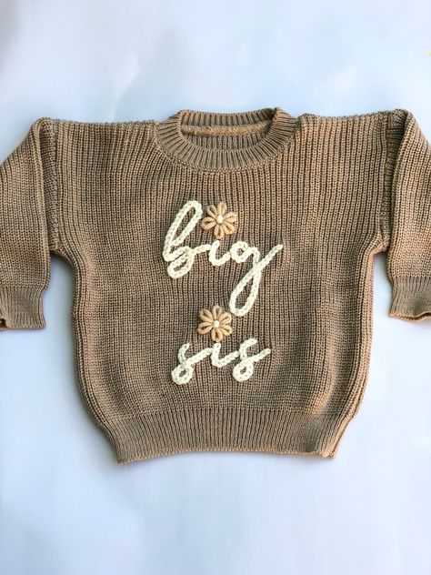 Big Sis Sweater, Second Baby Announcement, Embroidery Sweaters, Second Baby Announcements, Embroidered Jumper, Clothes Embroidery, Kid Outfits, Clothes Embroidery Diy, Announcement Pregnancy