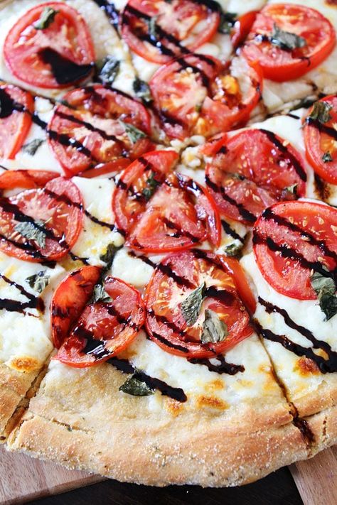 Caprese Pizza, Recipes Pizza, Pasta Per Pizza, Classic Pizza, Balsamic Reduction, Vegetarian Pizza, Naan Bread, Pizza Pizza, Delicious Pizza