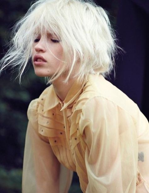 Bleach Blonde Hair, Platinum Hair, Bleach Blonde, Hair Envy, Grunge Hair, Platinum Blonde, Great Hair, Short Hairstyles For Women, Messy Hairstyles