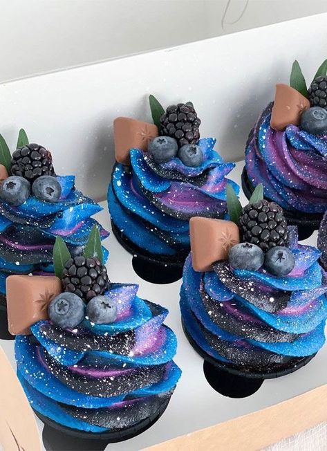 Manly Cupcakes Ideas For Men, Crazy Cupcakes Designs, Unique Cupcake Designs, Cosmo Cupcakes, Elaborate Cupcakes, Blue Swirl Cupcakes, Decorated Cupcakes Ideas, Creative Cupcakes Ideas, Fantasy Cupcakes