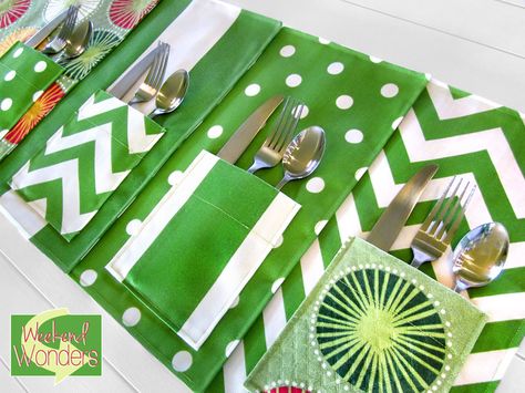 Outdoor Placemats with Flatware Pockets | Sew4Home Picnic Placemats, Cutlery Pouch, Sac Diy, Placemats Patterns, Fabric Pen, Picnic Set, Cadeau Diy, Diy Couture, Mug Rugs