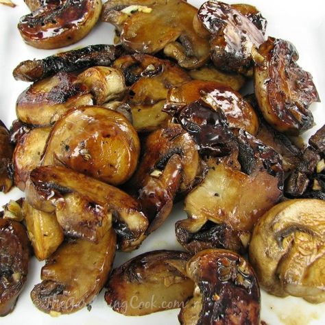 Caramelized Garlic Mushrooms Recipe - The Gardening Cook Caramelized Garlic, Caramelized Mushrooms, Garlic Mushrooms Recipes, Mushroom Dish, Garlic Mushrooms, Vegetable Drinks, Healthy Eating Tips, Veggie Dishes, Mushroom Recipes