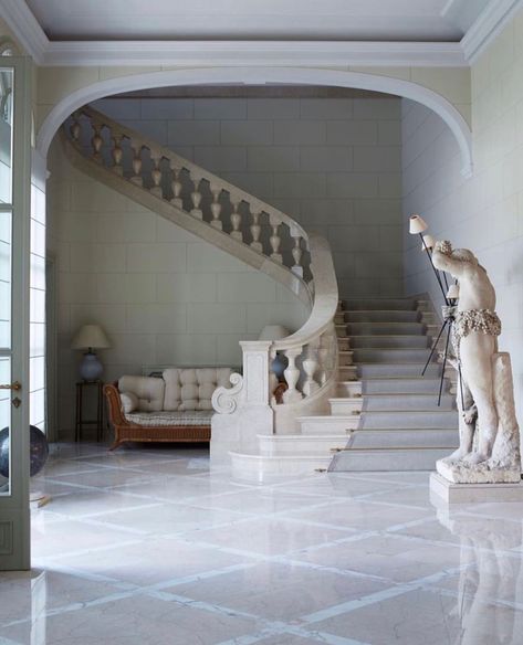 GRAND ENTRANCE - What a stunning entrance! I would dream to enter such a magnificent house. No surprise it is Giorgio Armani's house near Milan. You can see his magic touch and his timeless style : a mix of Carrara marble, grand staircase, soft neutral tones, neo-classical sofa with a statue turned into a floor lamp. Class and humour. Stunning! regram @steffan photo by @simonuptonphotos for @tmagazine. Modern Italian Villa, Italian Villa Interior, Spanish Mediterranean Homes, Armani Hotel, Small Villa, Mediterranean Home Decor, Italian Home, Italian Villa, Mediterranean Home