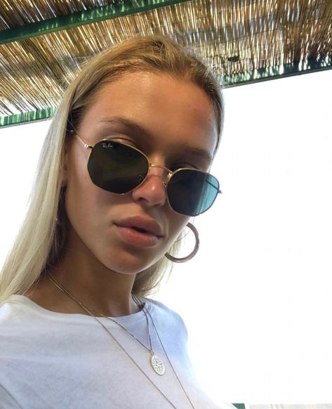 Rayban Round Sunglasses Outfit, Sun Glasses Ray Ban, Sun Glasses Women Aesthetic, Ray Ban Sunglasses Women Aesthetic, Sunglasses 2023 Trends Women Summer, Rayban Sunglasses For Women Round Face, Cap And Glasses Outfit, Ray Bans Aesthetic, Rayban Glasses Women Frames