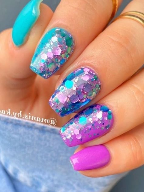 Sparkle Beach Nails, Summer Glitter Nails 2023, Glitter Beach Nails, Neon Glitter Nails Summer, Vacation Nails Purple, Tropical Blue Nails, Turquoise And Coral Nails, Hot Summer Nails Neon, Turquoise Nails With Glitter