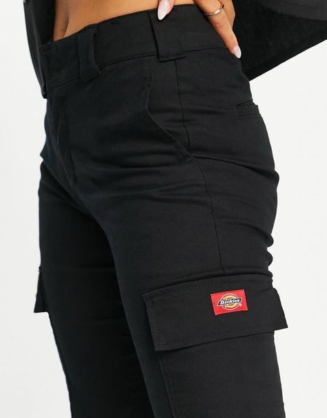 How To Style Dickies Pants, Dickies Pants Outfits Aesthetic, Fitted Cargo Pants Outfit, Fits With Cargo Pants, Cargo Pants Outfit Girl, Aesthetic Cargo Pants Outfit, Dickies Pants Outfits Women, Dickies Black Pants, Cargo Outfits Women