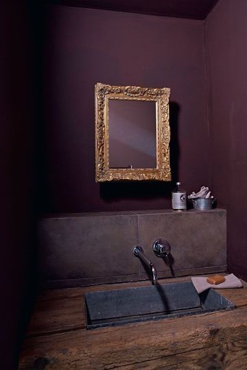 Aubergine looks great in powder rooms: your guests will be pleasantly surprised with such uncommon colour choice. Country Bathrooms, Color Uva, Aubergine Colour, French Country Bathroom, My French Country Home, French Country Home, Purple Interior, Purple Rooms, Country Bathroom