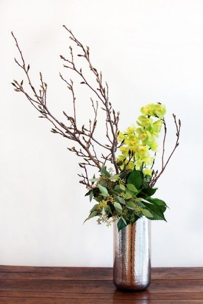 asymmetric twigs Flower Arrangements Unique, Colour Room, Flower Styling, Artificial Plant Arrangements, Corporate Dinner, Hotel Ideas, Unique Floral Design, Modern Flowers, Artificial Plants Indoor