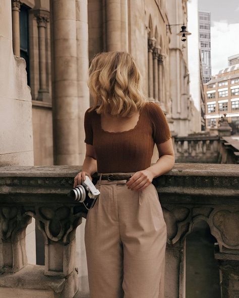 Be A Model: 25 Dark Academia Outfits For A Stylish Fall Sarah Mantelin, Brown Top Outfit, Dark Academia Fashion Women, Street Style Outfits Casual, Academia Aesthetic Outfit, Dark Academia Outfits, Estilo Dark, Academia Outfits, Dark Academia Fashion