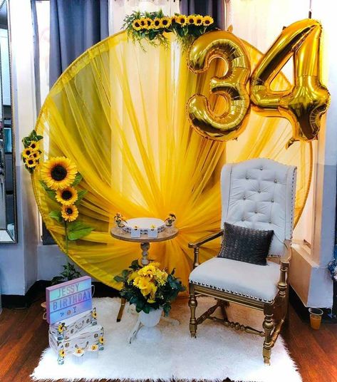 Sunflower Party Themes, Golden Birthday Themes, Sunflowers Birthday, Yellow Party Decorations, Sunflower Birthday Parties, Yellow Birthday Parties, Sunflower Invitations, Cow Birthday Parties, Bee Theme Party