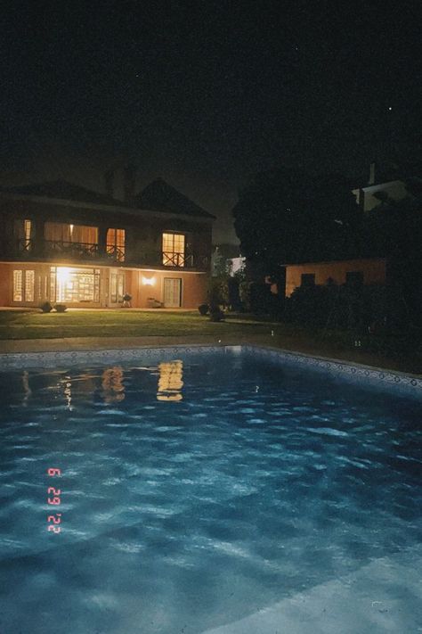 Backyard Pool Aesthetic Night, Backyard Aesthetic Night, Pool Pics Instagram Night, Pool Aesthetic Night, Pool Aesthetic, Pool At Night, Night Swimming, Outfit Street, Uh Huh